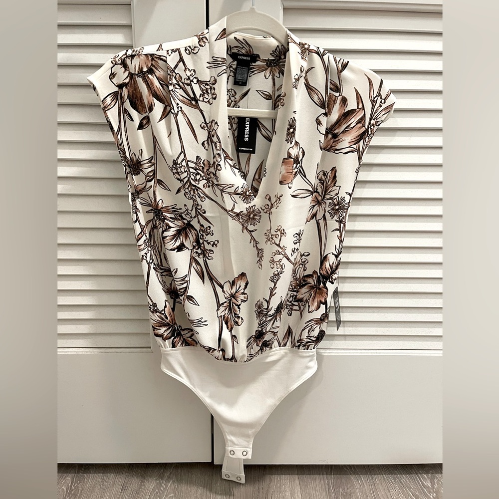 NWT: EXPRESS floral bodysuit XS